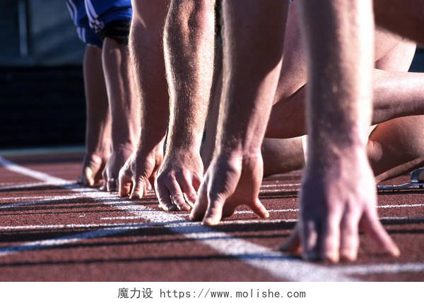 体育比赛起跑线运动员跑步者手碰地起跑准备励志运动健身跑步